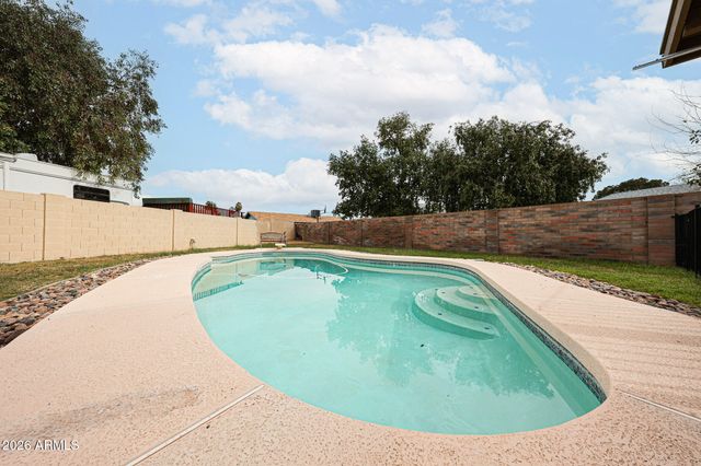 6608 W MERCER Lane, Glendale, AZ 85304