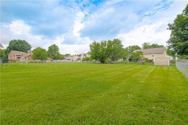 605 Meadow Court, Raymore, MO 64083