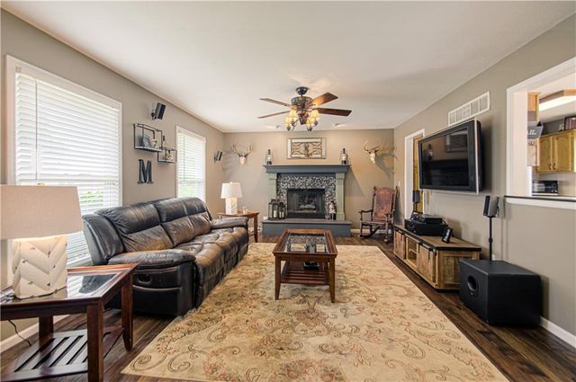 605 Meadow Court, Raymore, MO 64083