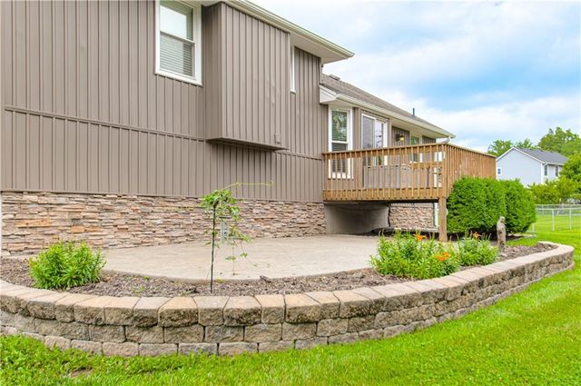 605 Meadow Court, Raymore, MO 64083