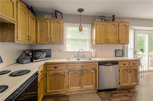 605 Meadow Court, Raymore, MO 64083