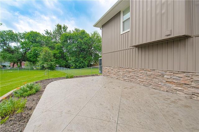605 Meadow Court, Raymore, MO 64083