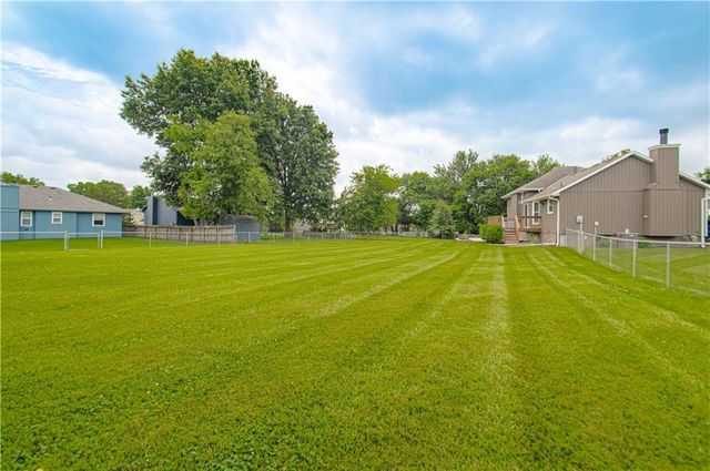 605 Meadow Court, Raymore, MO 64083