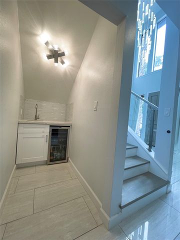 6000 Sugar Hill Drive 2, Houston, TX 77057
