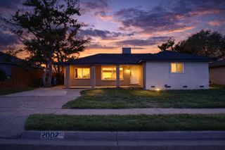 2002 N Woodridge Way, Hanford, CA 93230