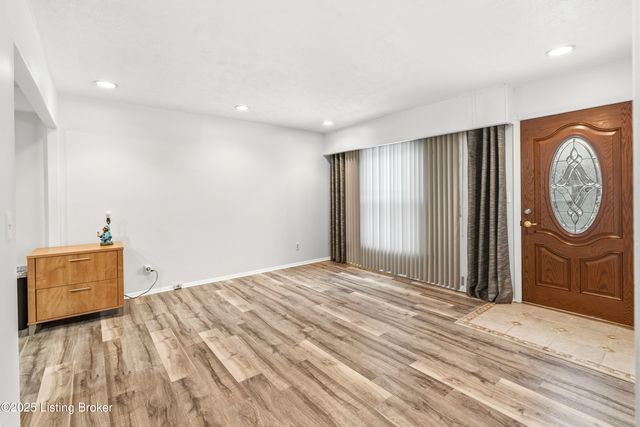 7512 Eider Dr, Louisville, KY 40258