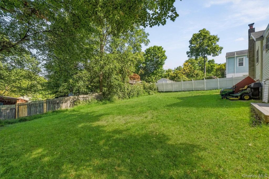 8 Huntington Road, Carmel, NY 10512 — photo 2