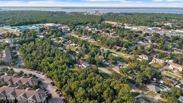 518 Sunset Drive, Bay Saint Louis, MS 39520