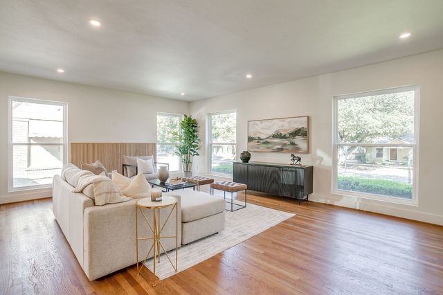 2560 Rogers Avenue, Fort Worth, TX 76109