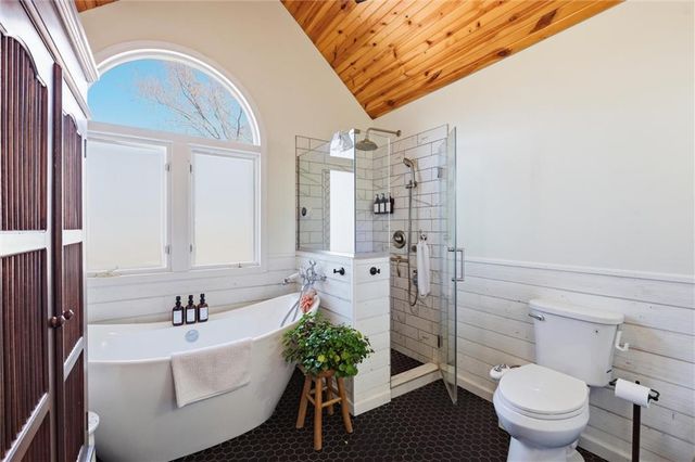 4070 SW Camelot Drive, Lee's Summit, MO 64082