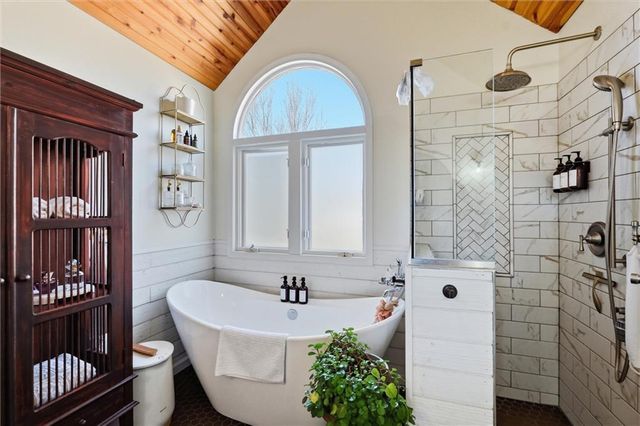 4070 SW Camelot Drive, Lee's Summit, MO 64082