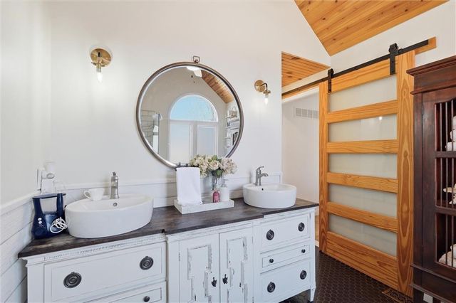 4070 SW Camelot Drive, Lee's Summit, MO 64082