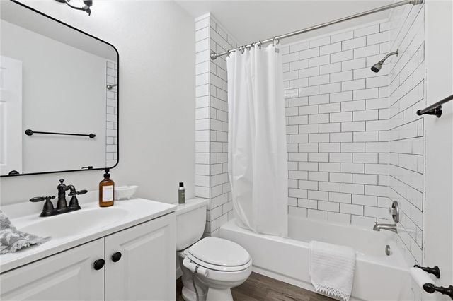 4070 SW Camelot Drive, Lee's Summit, MO 64082