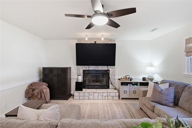 4070 SW Camelot Drive, Lee's Summit, MO 64082