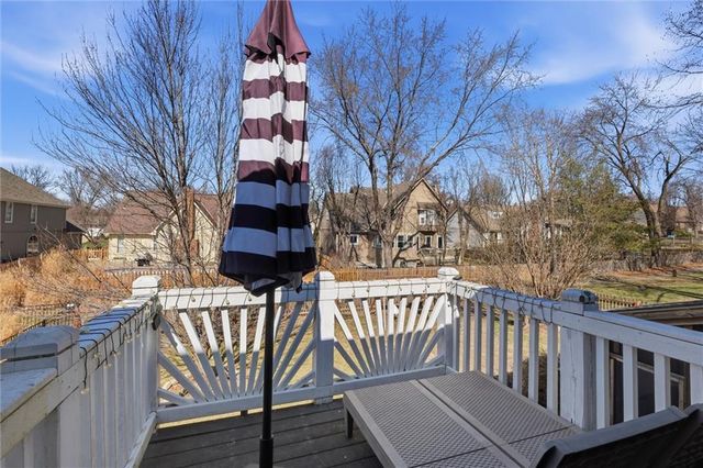 4070 SW Camelot Drive, Lee's Summit, MO 64082