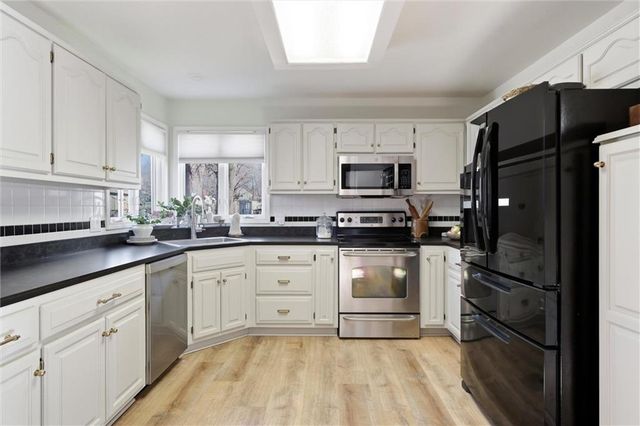 4070 SW Camelot Drive, Lee's Summit, MO 64082