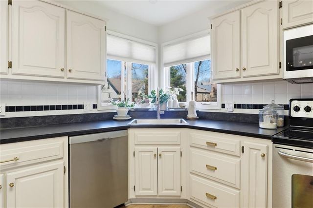 4070 SW Camelot Drive, Lee's Summit, MO 64082