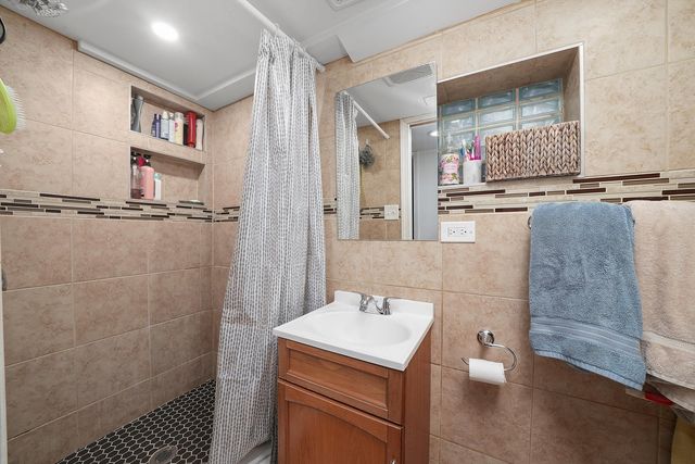 4350 W Shakespeare Avenue, Chicago, IL 60639