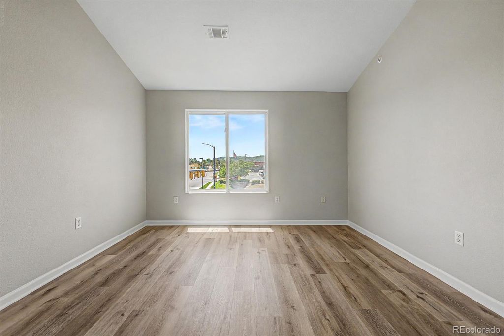 Image 19 of property listing at 7479 S Alkire Street 302, Littleton, CO 80127