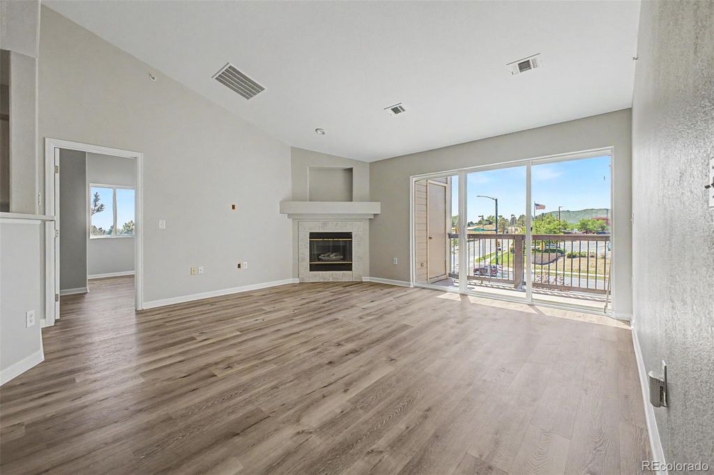 Image 5 of property listing at 7479 S Alkire Street 302, Littleton, CO 80127
