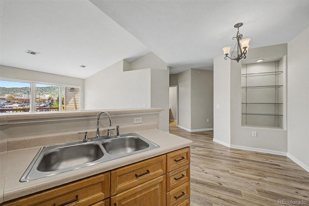 Image 8 of property listing at 7479 S Alkire Street 302, Littleton, CO 80127
