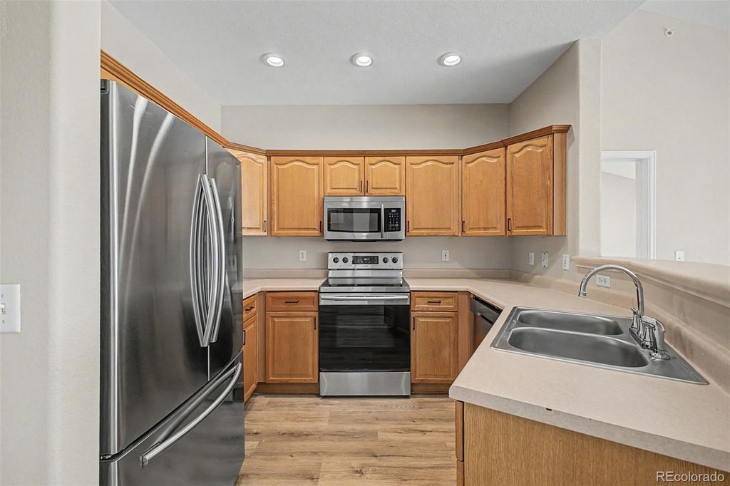 Image 9 of property listing at 7479 S Alkire Street 302, Littleton, CO 80127
