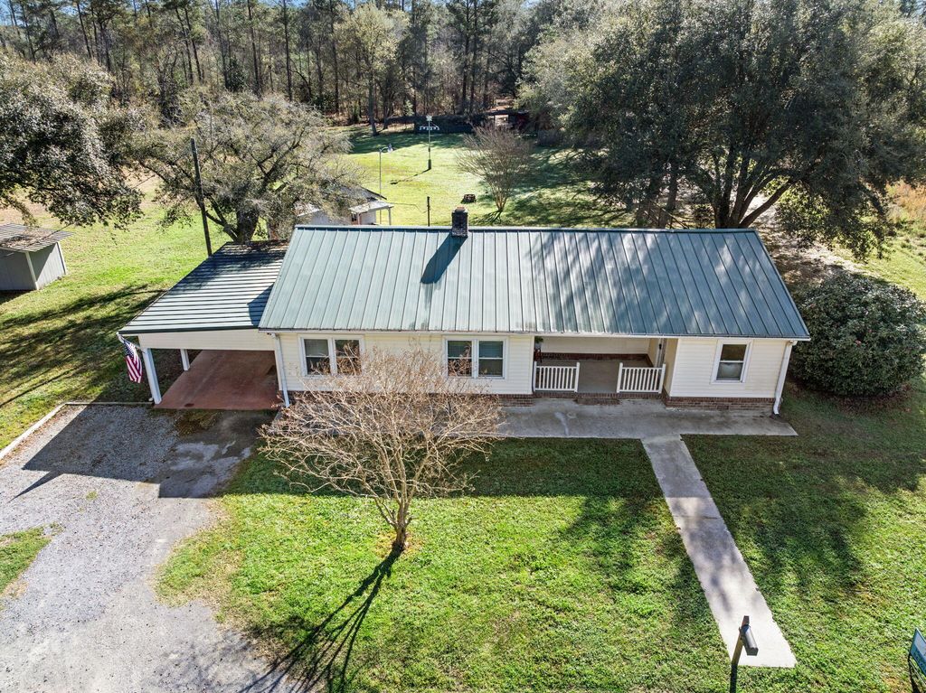 Image 1 of property listing at 122 George Lane, Bonneau, SC 29431