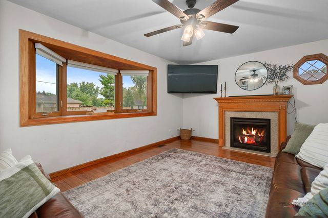 1502 Sunset Drive, Holiday Hills, IL 60051