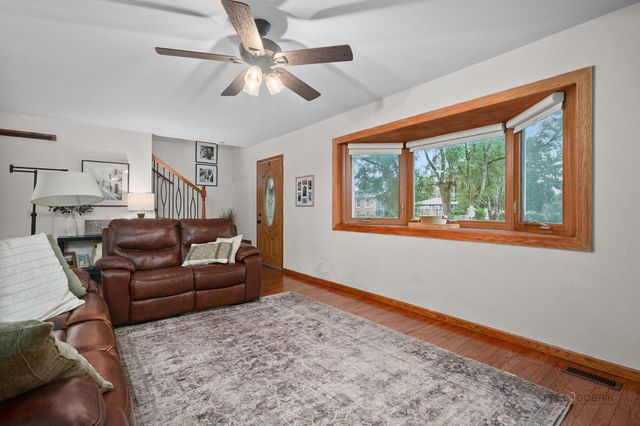 1502 Sunset Drive, Holiday Hills, IL 60051