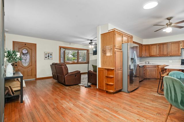 1502 Sunset Drive, Holiday Hills, IL 60051