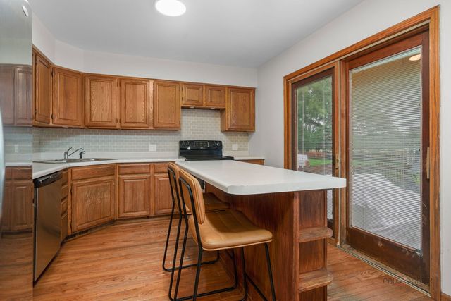 1502 Sunset Drive, Holiday Hills, IL 60051