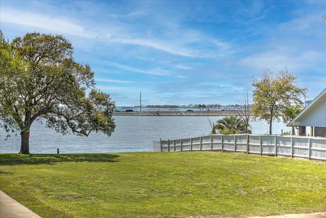 1618 Bayou Shore Drive, Galveston, TX 77551