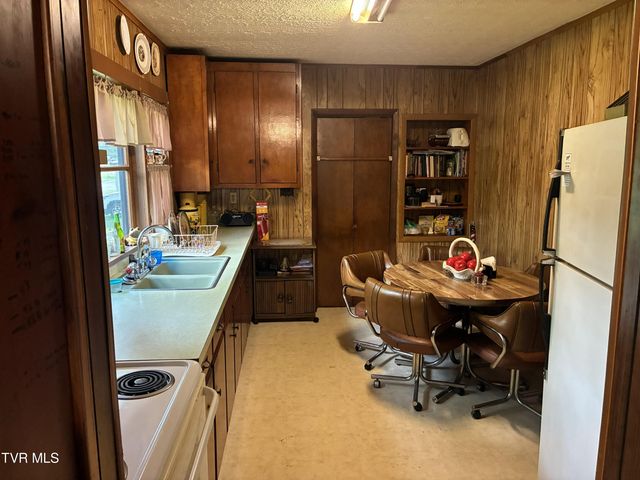 940 Middle Creek Road, Afton, TN 37616