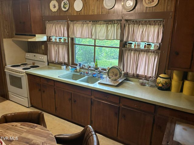 940 Middle Creek Road, Afton, TN 37616