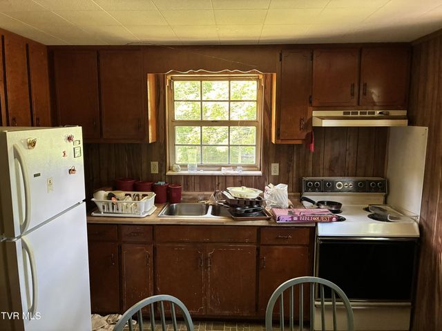 940 Middle Creek Road, Afton, TN 37616