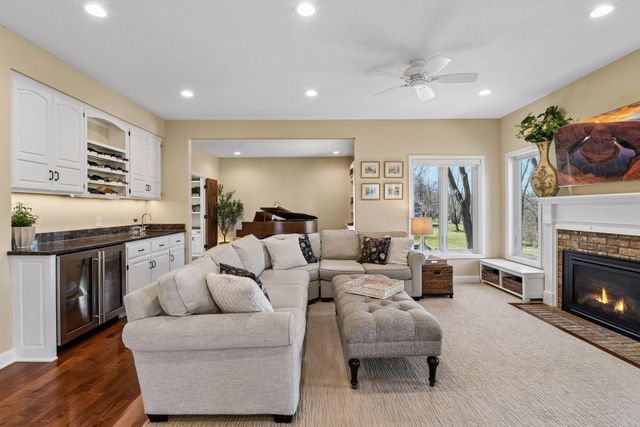 291 Trappers Pass, Chanhassen, MN 55317