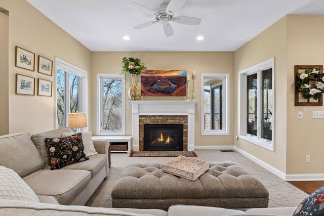 291 Trappers Pass, Chanhassen, MN 55317