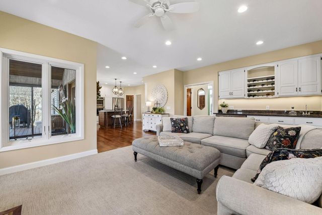 291 Trappers Pass, Chanhassen, MN 55317