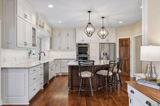 291 Trappers Pass, Chanhassen, MN 55317