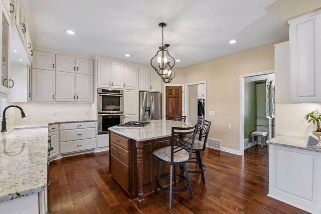 291 Trappers Pass, Chanhassen, MN 55317