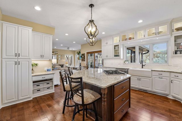 291 Trappers Pass, Chanhassen, MN 55317
