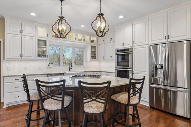 291 Trappers Pass, Chanhassen, MN 55317