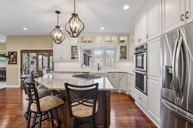 291 Trappers Pass, Chanhassen, MN 55317
