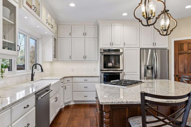 291 Trappers Pass, Chanhassen, MN 55317