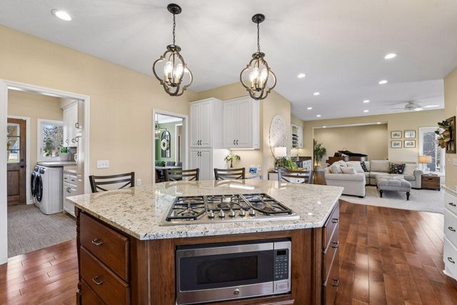 291 Trappers Pass, Chanhassen, MN 55317