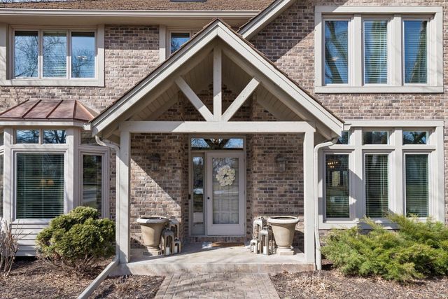 291 Trappers Pass, Chanhassen, MN 55317