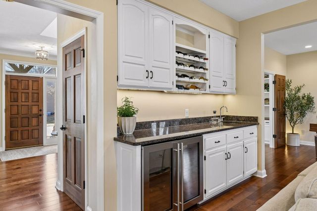291 Trappers Pass, Chanhassen, MN 55317