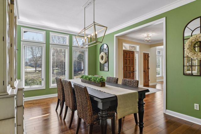 291 Trappers Pass, Chanhassen, MN 55317