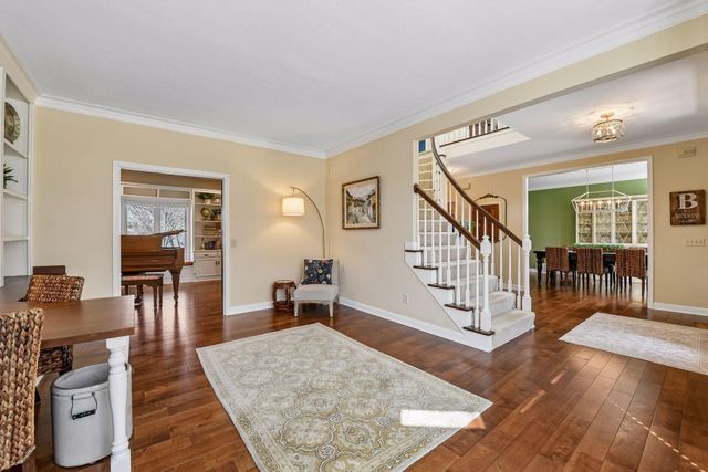291 Trappers Pass, Chanhassen, MN 55317