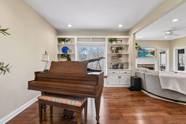 291 Trappers Pass, Chanhassen, MN 55317